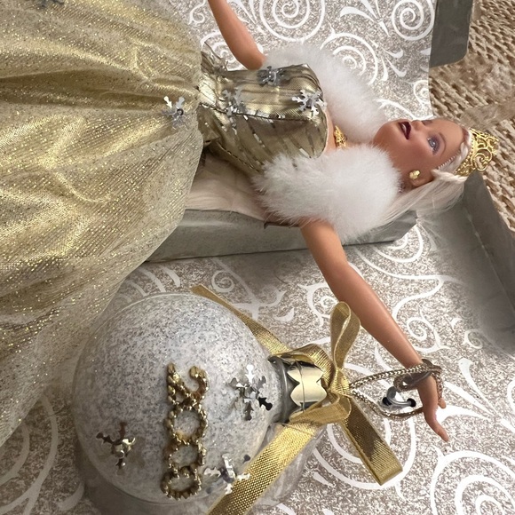 Barbie Special Edition 2000 Holiday Barbie - Picture 2 of 6